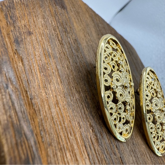 Vintage gold tone Etruscan style large textured oval stud earrings - Picture 7 of 10